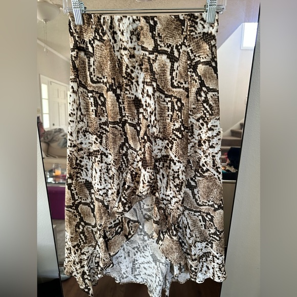 Code Mode Skirts | Asymmetrical Snake Skin Skirt | Color: Cream | Size: XS - Picture 4 of 4